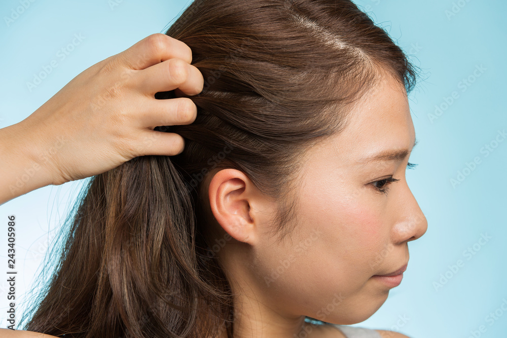 Naklejka premium 髪を触る女性