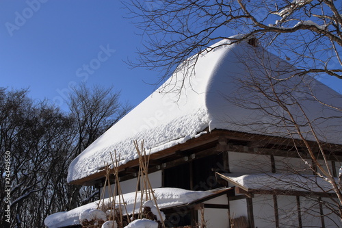 雪に覆われた茅葺屋根の家の風景