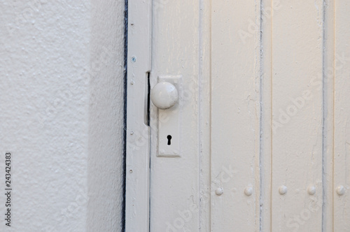 ベージュ色に塗装した扉とドアノブ