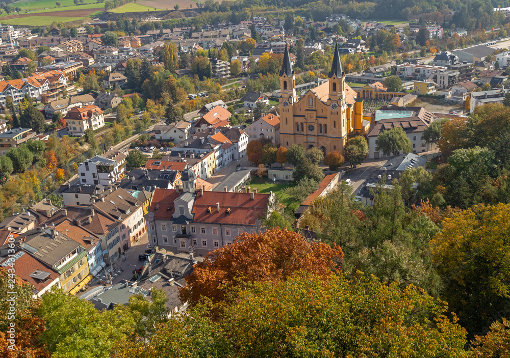 Blick auf die Pfarrkirche in Bruneck, Südtirol 