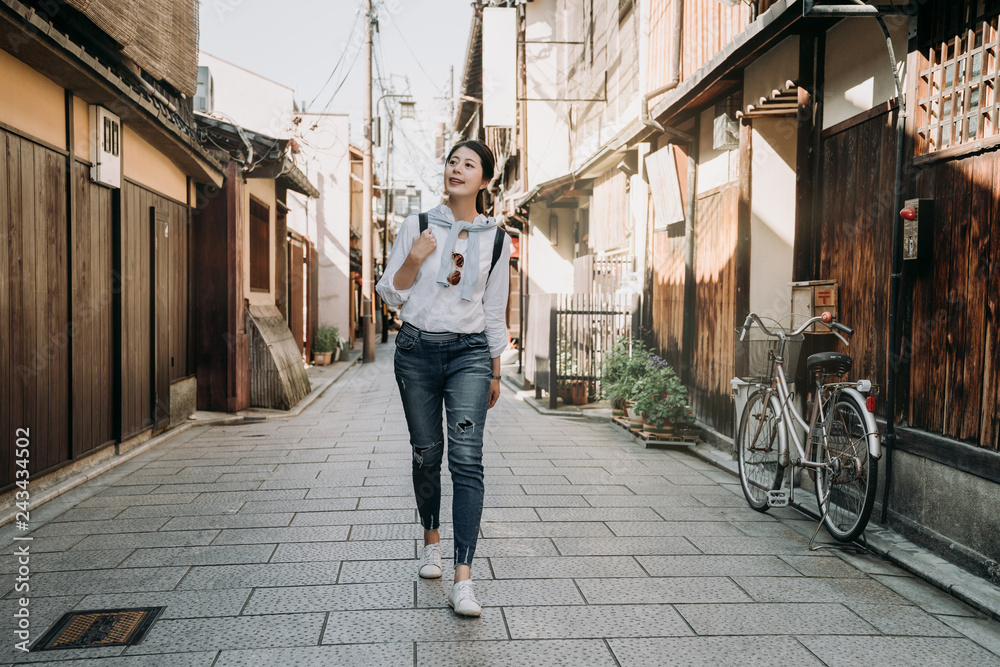 Obraz premium backpacker walking on road in ishibe alley kyoto