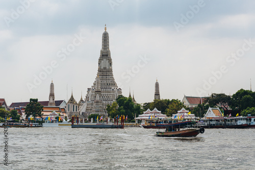 Wat Arun Ratchawararam Ratchawaramahawihan A Buddhist temple had existed at the site of Wat Arun since the time of the Ayutthaya Kingdom. It was then known as Wat Makok, after the village of Bang Mako