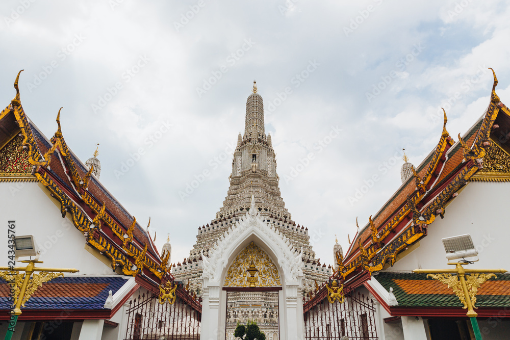 Fototapeta premium Wat Arun Ratchawararam Ratchawaramahawihan A Buddhist temple had existed at the site of Wat Arun since the time of the Ayutthaya Kingdom. It was then known as Wat Makok, after the village of Bang Mako
