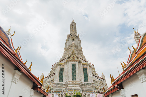 Wat Arun Ratchawararam Ratchawaramahawihan A Buddhist temple had existed at the site of Wat Arun since the time of the Ayutthaya Kingdom. It was then known as Wat Makok, after the village of Bang Mako photo