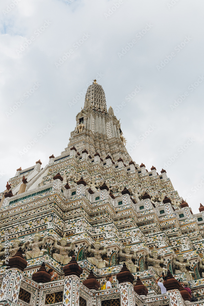 Wat Arun Ratchawararam Ratchawaramahawihan A Buddhist temple had existed at the site of Wat Arun since the time of the Ayutthaya Kingdom. It was then known as Wat Makok, after the village of Bang Mako