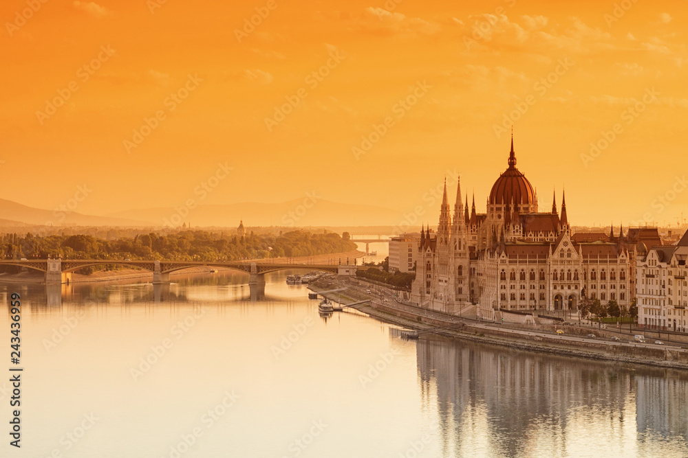 Obraz premium Budapeszt gród z budynku Parlamentu i Dunaju
