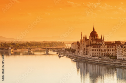 Obraz na plátně Budapest cityscape with Parliament building and Danube river