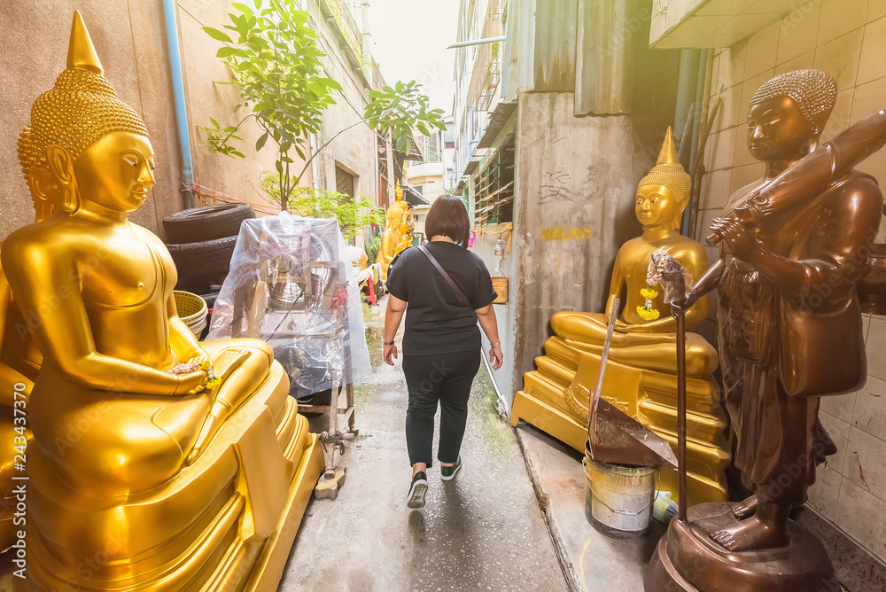 Φωτογραφία Woman was walking through golden buddha road in Bangkok Thailand.