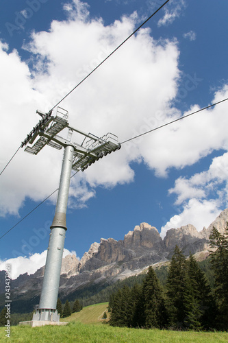 Skilift - Mast gegen den Himmel in Südtirol