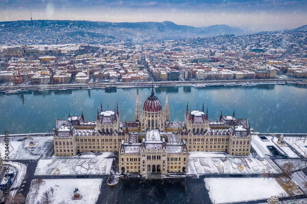 Obraz premium Budapeszt, Węgry - widok z lotu ptaka parlamentu Węgier w okresie zimowym ze śniegiem