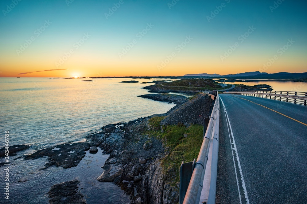 Sonnenaufgang auf der Atlantikstraße in Norwegen