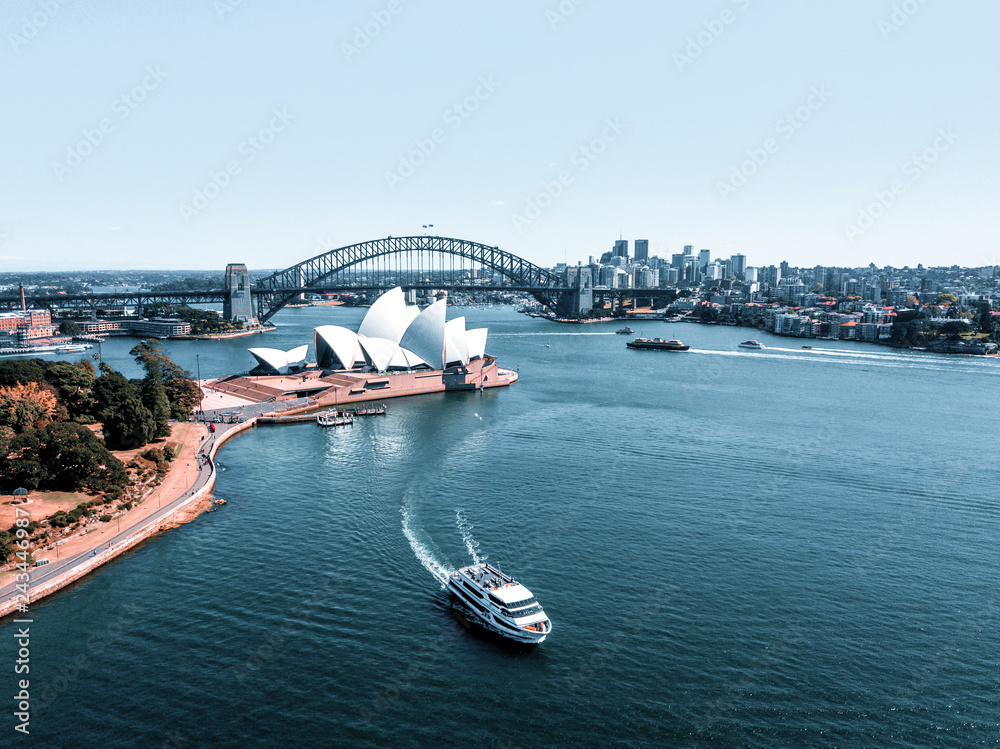 Naklejka premium 10 stycznia 2019 r. Sydney, Australia. Krajobrazowy widok z lotu ptaka opery w Sydney w pobliżu centrum biznesowego Sydney wokół portu.