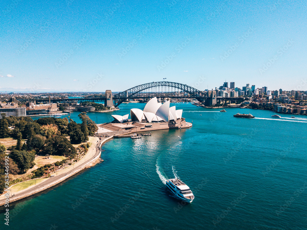 Naklejka premium 10 stycznia 2019 r. Sydney, Australia. Krajobrazowy widok z lotu ptaka opery w Sydney w pobliżu centrum biznesowego Sydney wokół portu.