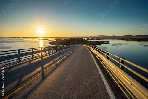 Sonnenaufgang auf der Atlantikstra  e in Norwegen