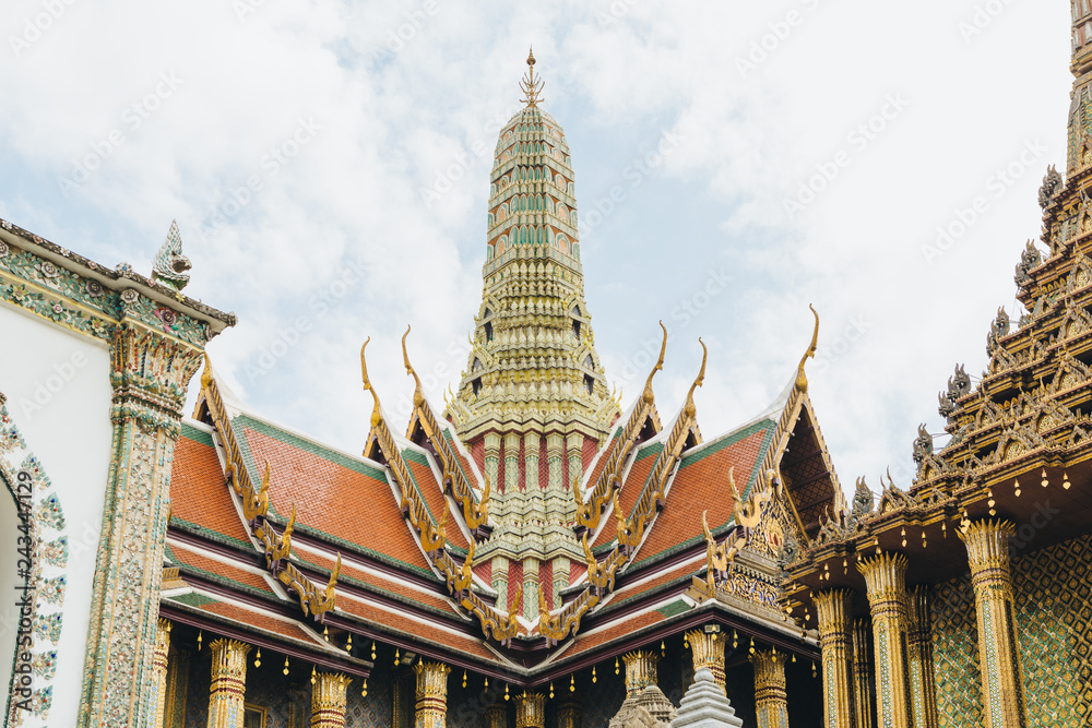 Fototapeta premium Grand palace and Wat phra keaw at Bangkok, Thailand. Beautiful Landmark of Asia. Temple of the Emerald Buddha. landscape of the capital city