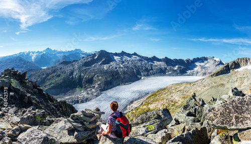 Bergsteigerin über Rhonegletscher