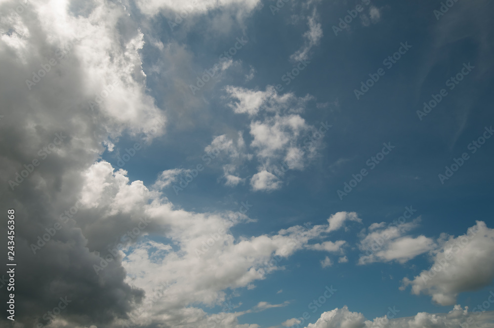 Fototapeta premium in den Wolken