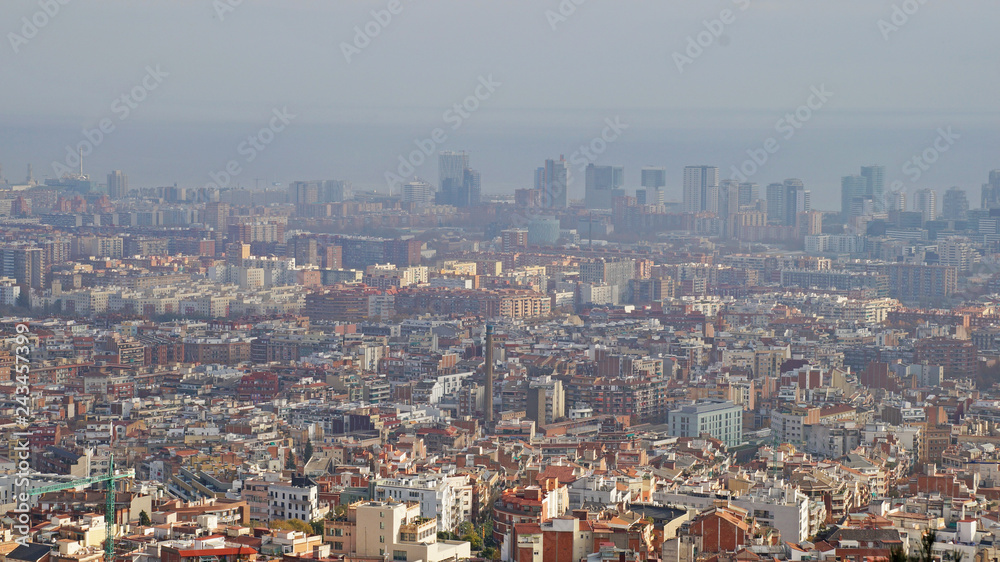 Вид на  Барселону с высоты. Барселона с высоты . Городская панарама Барселоны. Центр Барселоны.