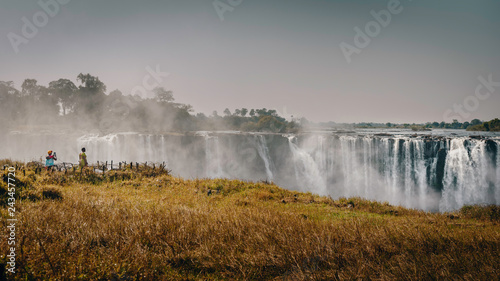 Victoria Falls - Zwei afrikanische Touristen an einem View Point kurz vor Sonnenuntergang  Simbabwe