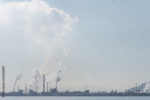 It is a view overlooking Otake industrial area from around Kuga station. You can see the chimney of the factory in the exhaust.