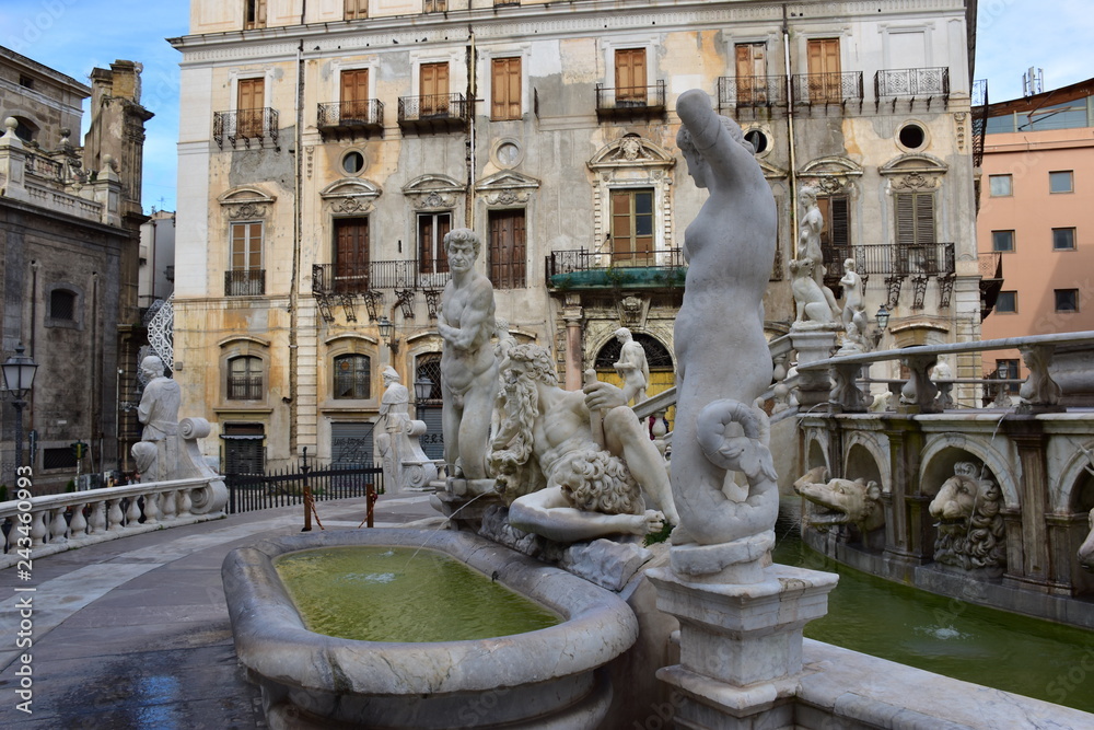 statue di piazza pretoria,Palermo, detta piazza della vergogna
