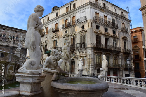 statue di piazza pretoria Palermo detta piazza della vergogna