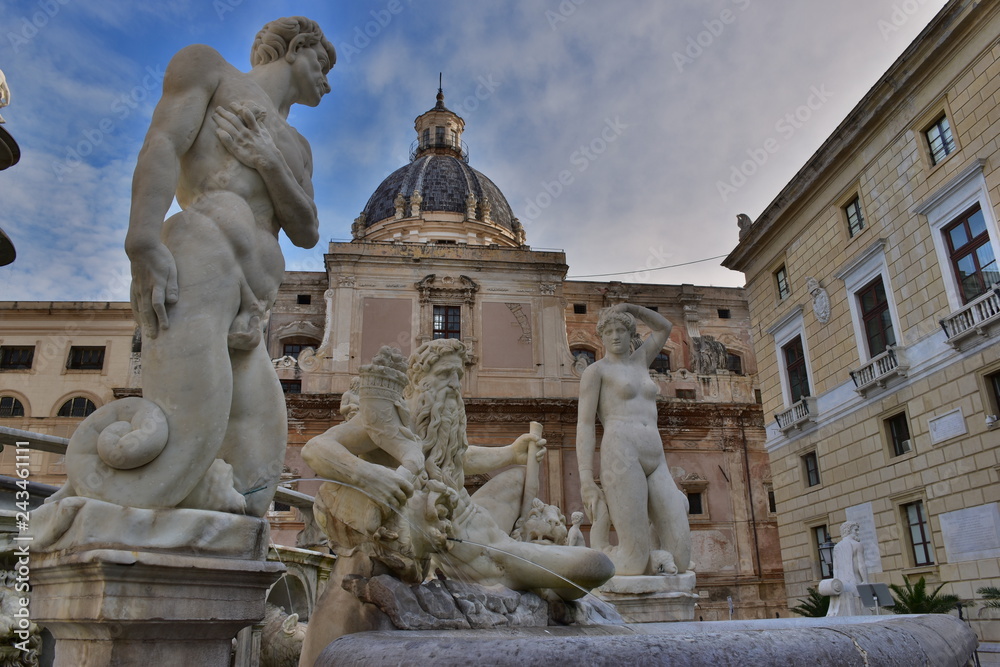 statua di piazza pretoria Palermo detta piazza della vergogna