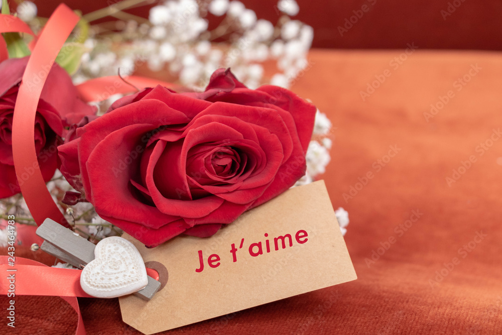 Photo Stock Declaration D Amour Ecrite En Francais Sur Un Carton Avec Une Rose Rouge Et Fleurs Blanches Je T Aime Adobe Stock