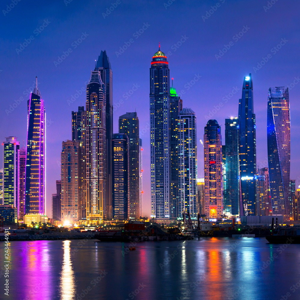 Fototapeta premium Dubai marina skyline w nocy z odbiciami wody, Zjednoczone Emiraty Arabskie