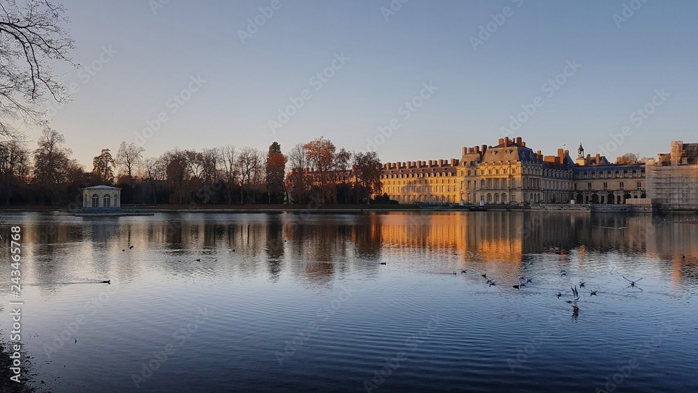 Point de vue sur le château de Fontainebleau au soleil couchant