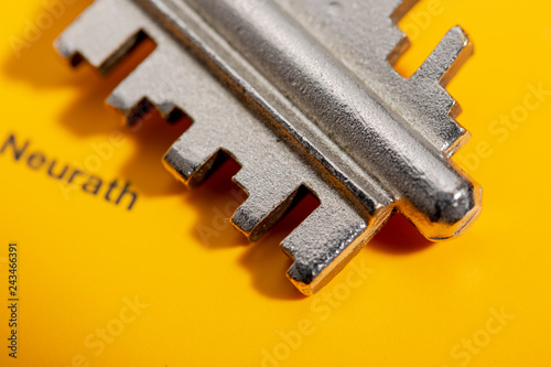 Macro chiave su fondo giallo