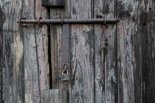 old rusty padlock © Radoslaw Maciejewski