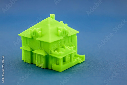 Obraz na płótnie Small green house on blue background w salonie