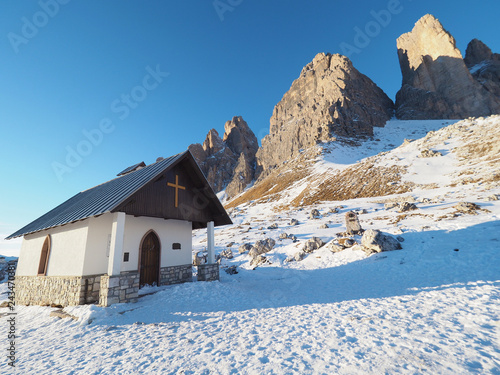 Kapelle mit den Drei Zinnen im Hintergrund - Dolomiten