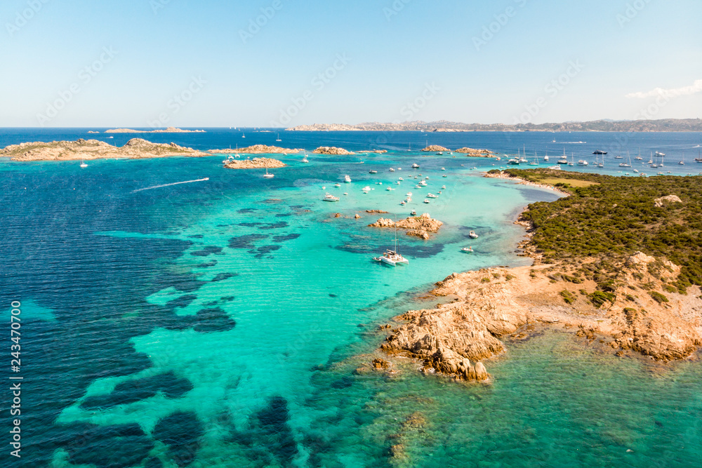 Obraz premium Drone widok z lotu ptaka Razzoli, Santa Maria i Budelli wyspy w archipelagu Maddalena, Sardynia, Włochy. Archipelag Maddalena to grupa wysp między Korsyką a północno-wschodnią Sardynią.