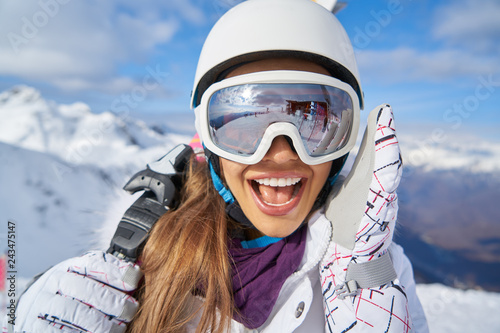 Portret piękna kobieta z narciarskim i narciarskim kostiumem w zimy górze.