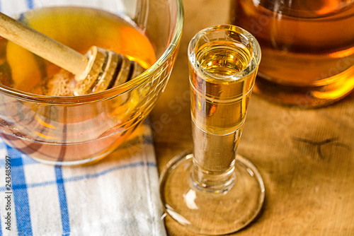 homemade mead (honey wine) on an old table close up Fototapet