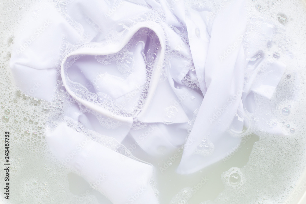 Soak cloth before washing, white shirt Soak cloth before washing, white shirt