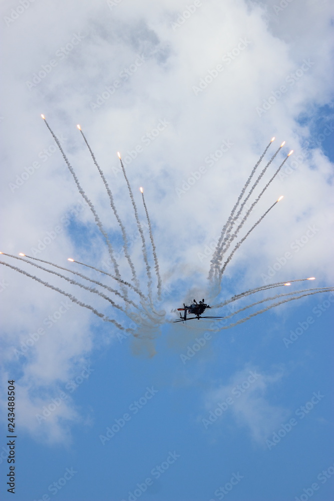 Wojskowy helikopter Apacz w ataku - obrazy, fototapety, plakaty 