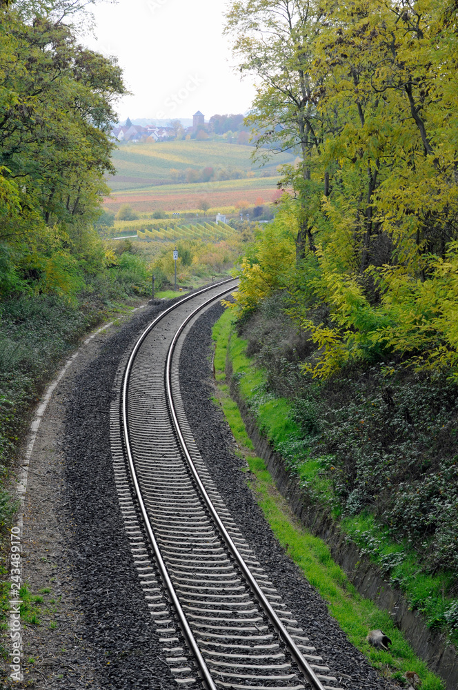 Fototapeta premium eingleisige eisenbahnstrecke