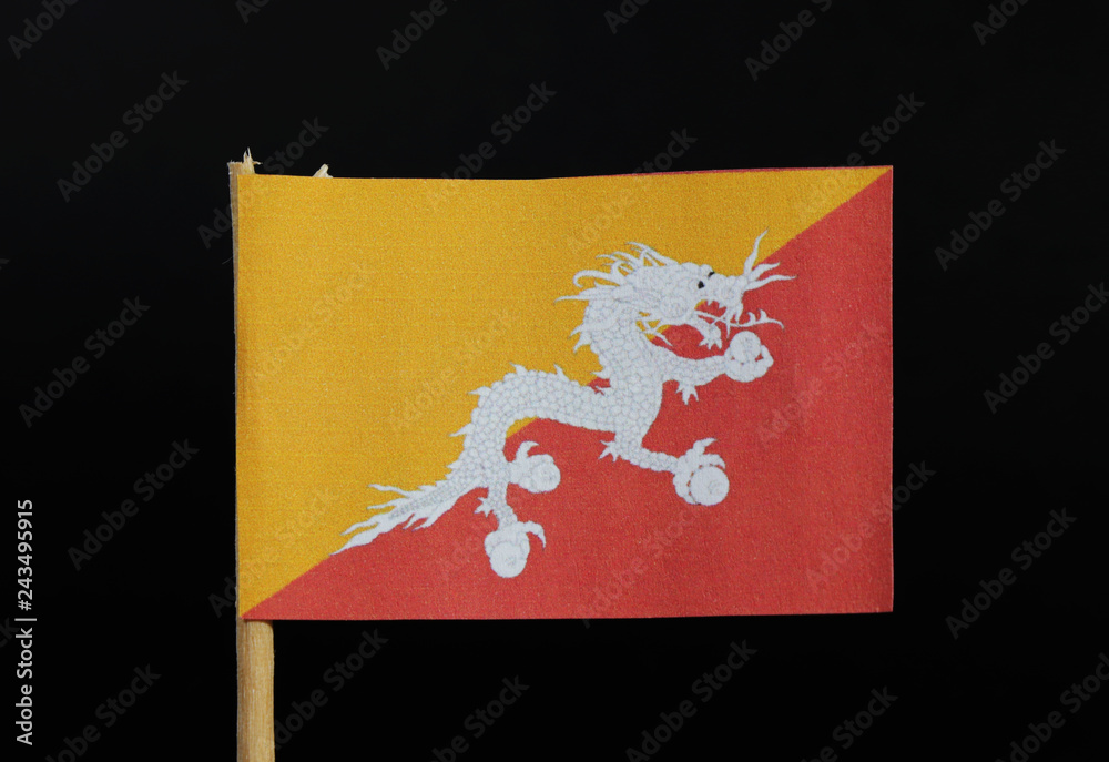 Cờ chính thức của Bhutan trên tăm tre trên nền đen là một sự kết hợp đầy phong cách giữa truyền thống và hiện đại. Với màu đỏ và vàng rực rỡ, cờ này sẽ làm cho hình ảnh của bạn trở nên thật sự nổi bật.