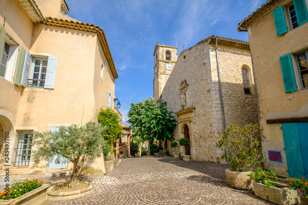 Place et église catholique du village de Ventabren. Provence, France.