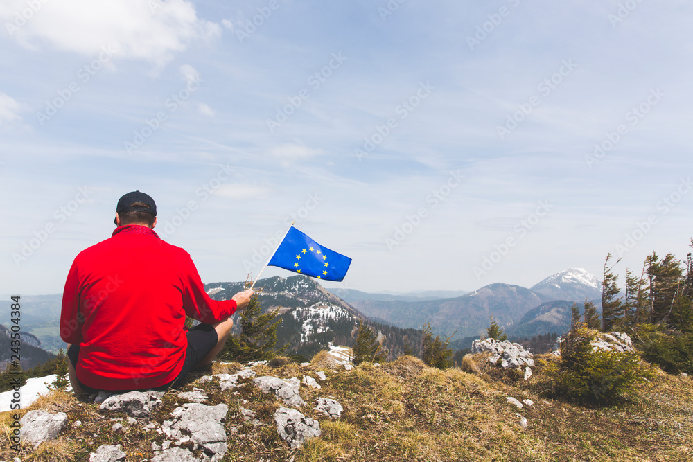 Φωτογραφία hiker with red sweater and flag from the european union outdoor somewhere in the