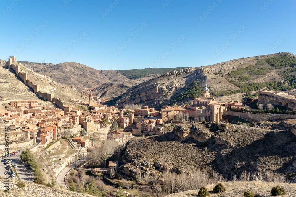 Vista panorámica de un bonito pueblo medieval, amurallado. Albarracín, España.