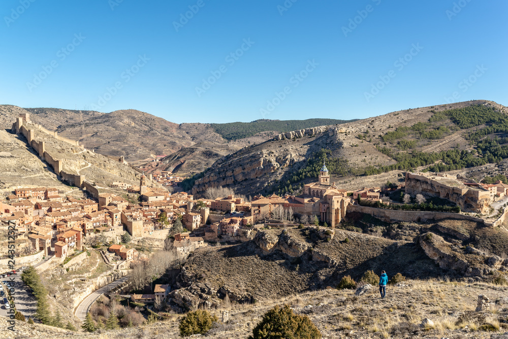  Joven haciendo turismo en Albarracín, un bello pueblo medieval amurallado de España.