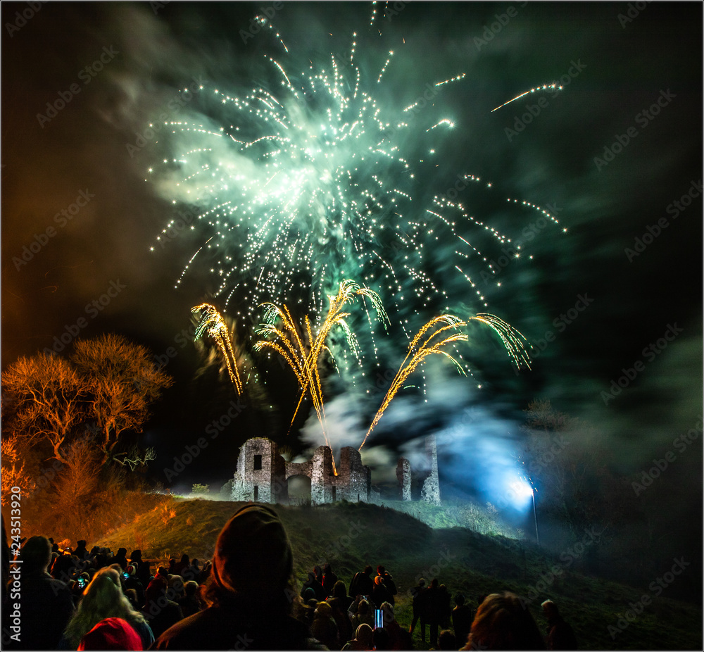 Obraz premium Spectacular fireworks display over a castle