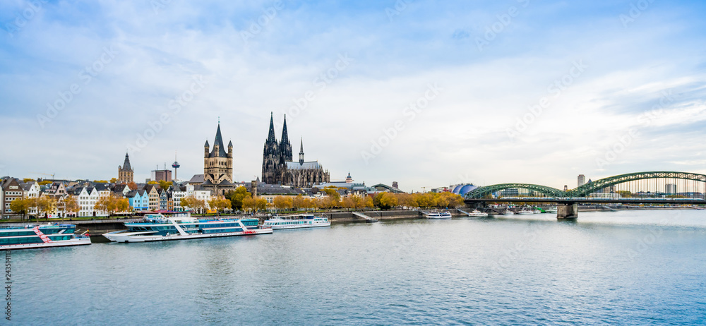 Obraz premium Cologne over the Rhine River with cruise ship in Cologne, Germany