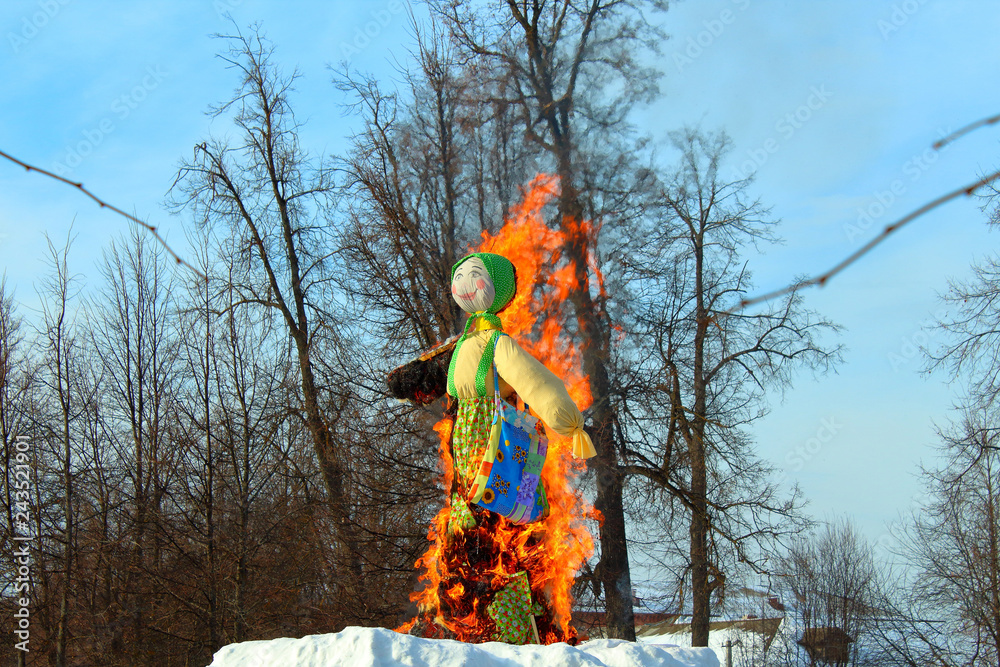 Spring holiday Shrovetide. Burning stuffed in the park.