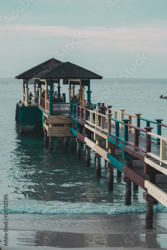 Imagen de un muelle colorido en una playa de las islas Perhentian en Malasia durante el verano