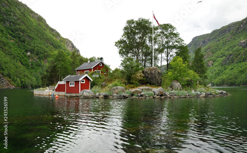 Haus auf einer Insel im Josefjord 